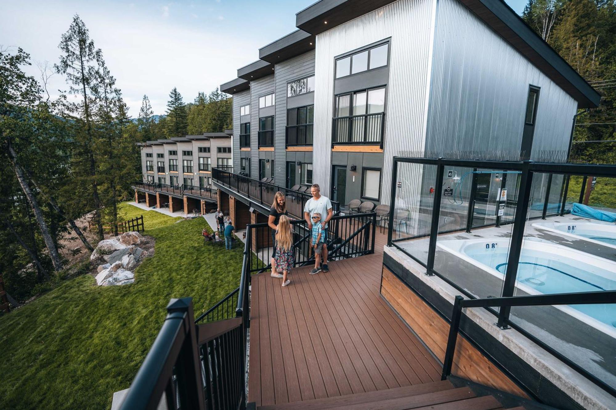 Basecamp Resorts Revelstoke Exterior photo
